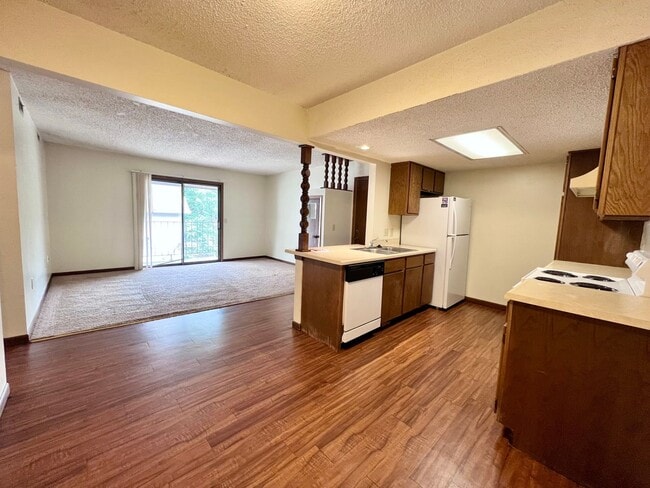 Building Photo - PRE LEASING Centrally Located 2 Bed Apartment