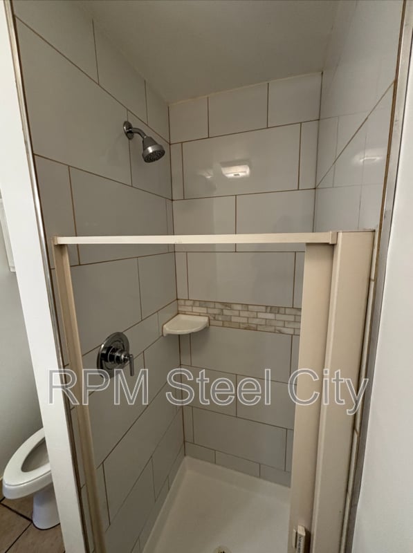 Building Photo - 902 W 11th St