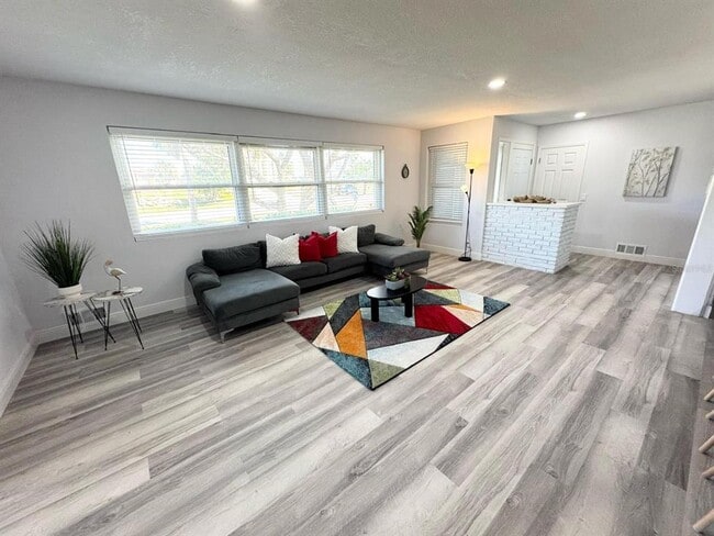 Building Photo - 2326 S Peninsula Dr