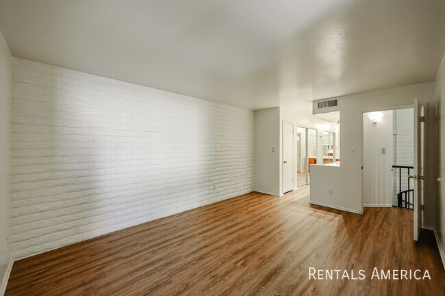 Building Photo - 4824 N Woodmere Fairway