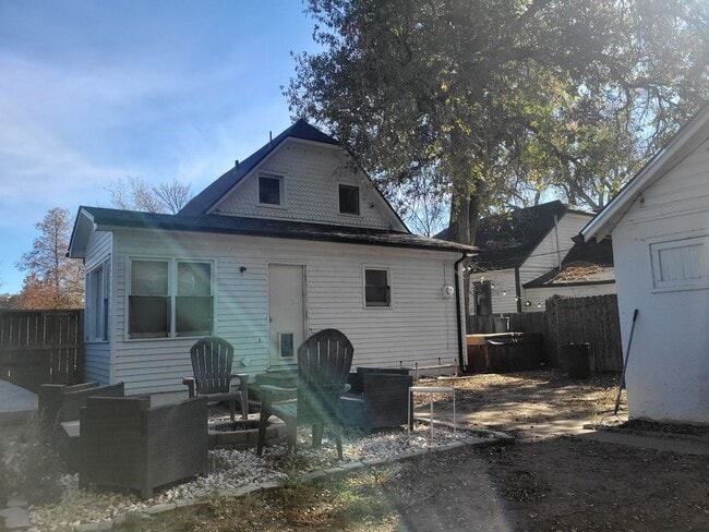 Building Photo - Charming 1910 Craftsman in the Heart of Do...