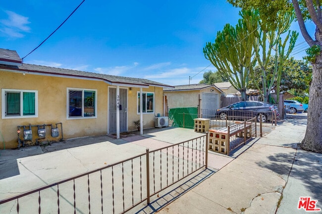 Building Photo - 3046 Chadwick Dr