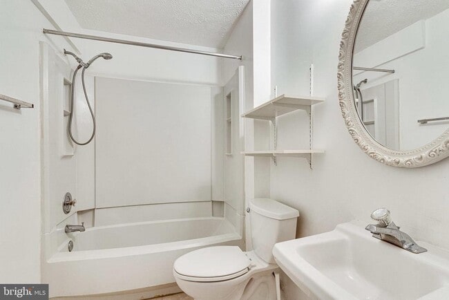 Building Photo - 2841 Shepperton Terrace