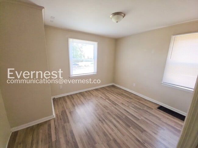 Building Photo - 3 Bed/2.5 Bath Home with Detached Garage / Pet-Friendly / Vouchers Accepted / Available Now!