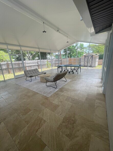 Screened patio - 5679 Kelly Dr N
