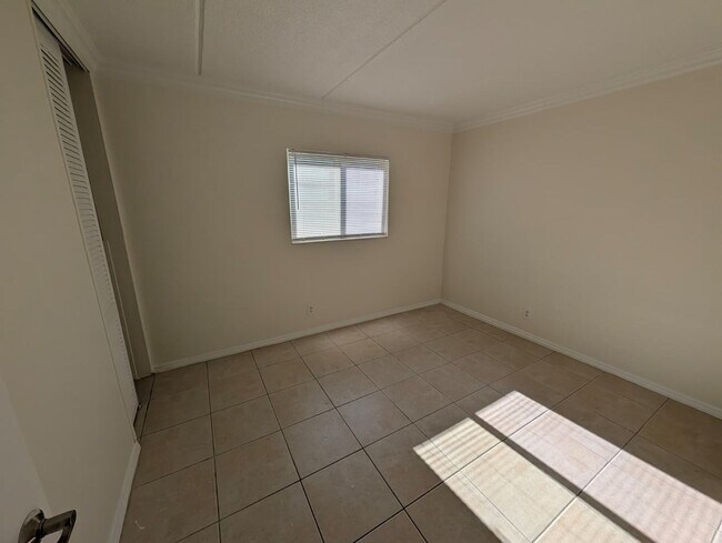 Building Photo - 817 Lighthouse Dr