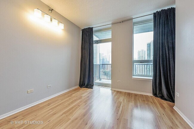 Building Photo - 600 N Kingsbury St