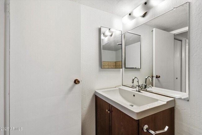 Building Photo - 4630 N 68th St