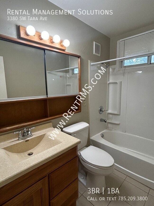 Building Photo - **MOVE-IN SPECIAL**3380 SW Tara Ave - 3 BE...