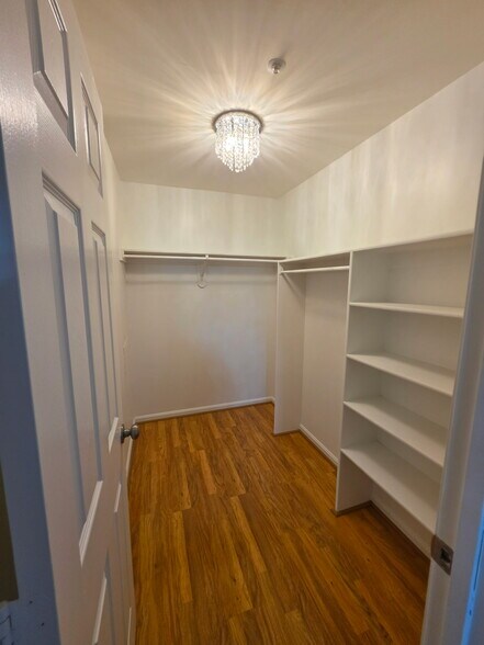 Building Photo - 10016 Vanderbilt Cir