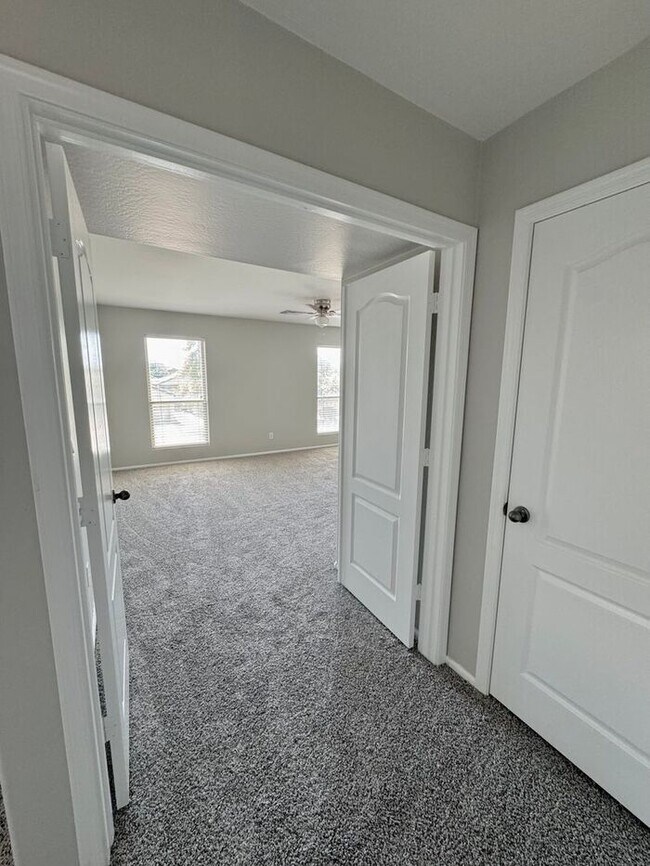 Building Photo - Stunning 4Bedrooms/2.5 Bath Home!