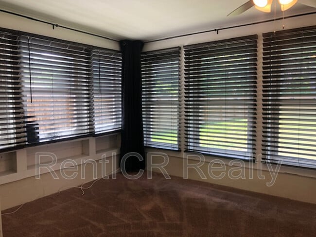 Building Photo - 3072 Meadow View Ave