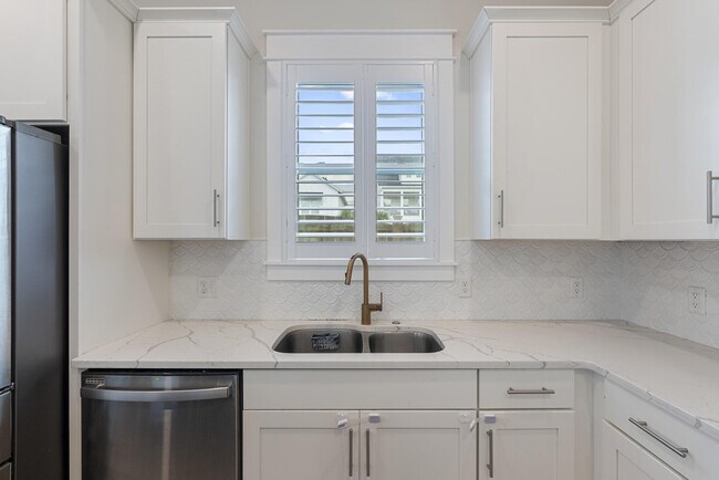 Building Photo - 79 Beach View Dr