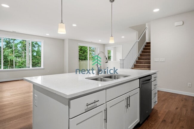 Building Photo - 5 BED & 3.5 BATH FOR RENT