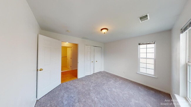 Building Photo - 2795 S Knightsbridge Cir