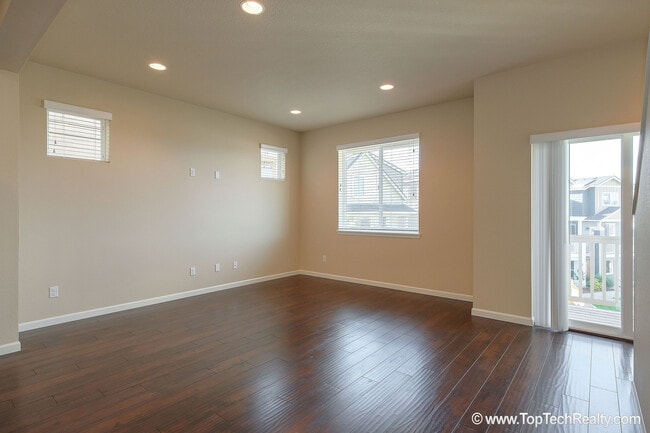 Building Photo - Outstanding 3 BD* 2.5 BA* + Office/den Townhome in Abbey Creek **In front of community Park** Pet...