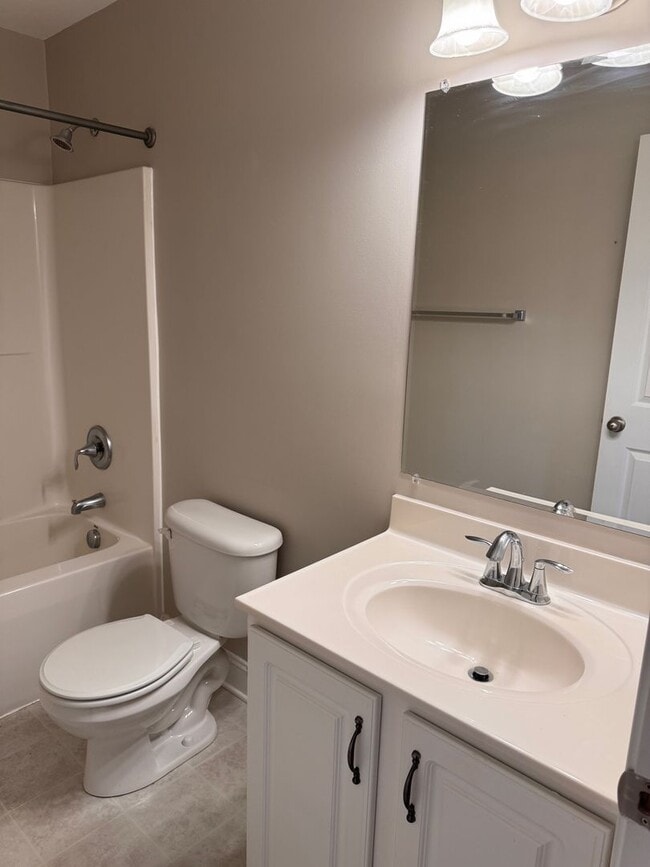 Building Photo - 3 Bedroom || 2 Bathroom Main Level Apartme...