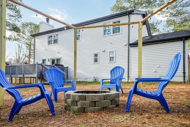 Building Photo - 4200 Pickwick Dr