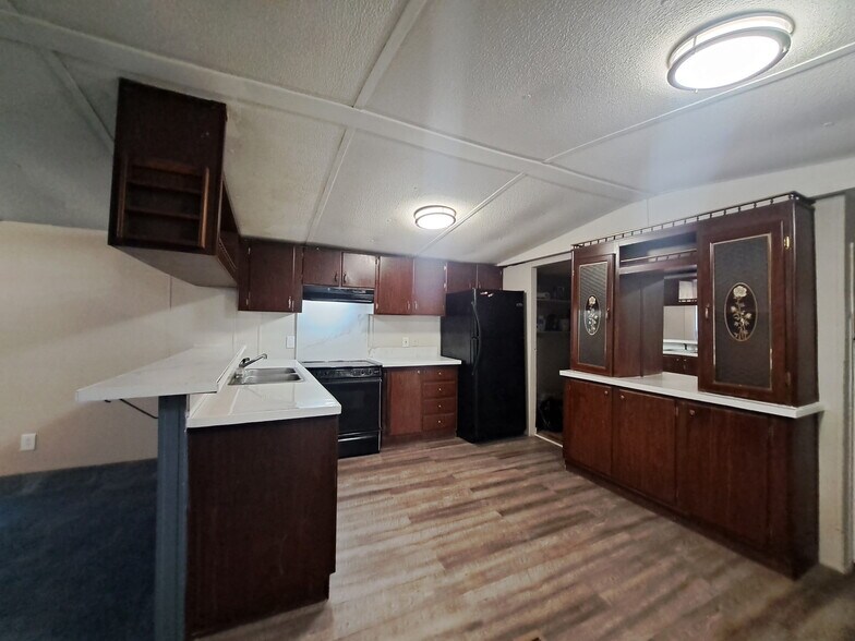 Kitchen - newly remodeled - 1908 Henry Ave