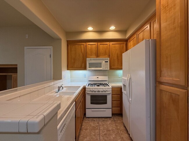 Building Photo - Nice and bright 2BR / 2BA Condo Near Durant Square Mall