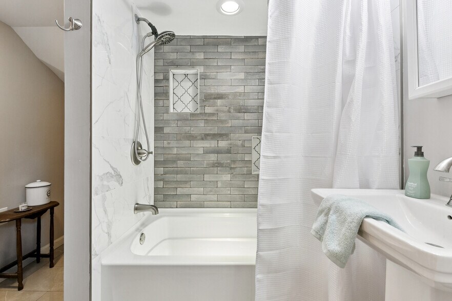 Building Photo - 922 Elysian Fields Ave