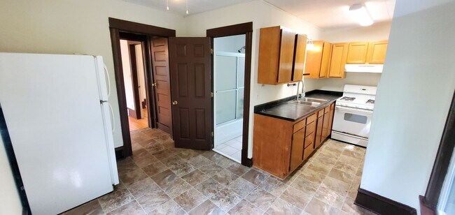 Building Photo - Great 2 Bedroom Unit in Northeast! -- Heat...