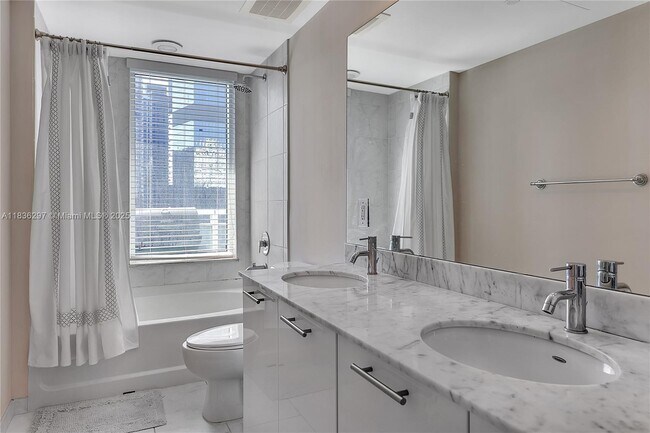 Building Photo - 950 Brickell Bay Dr
