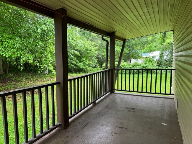 Building Photo - 1 BED 1 BATH PRIVATE RETREAT!