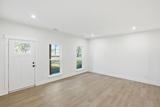 Building Photo - Spacious 3 Bedroom Home with Bonus Suite i...