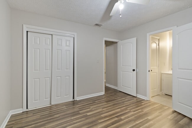 Building Photo - 235 Sunny Hills Dr