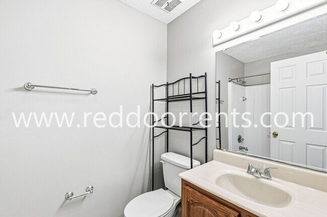 Building Photo - Charming 3-Bedroom Ranch in Plainfield