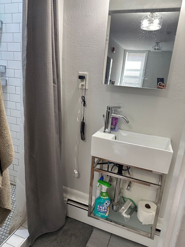 Building Photo - Nicely updated 2 bed in South Boston!  This is a STEAL at this price!