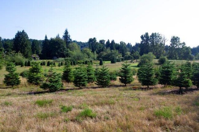 Building Photo - Come check out this 2 bedroom 2 bath with upscale interiors and open concept floorplan!