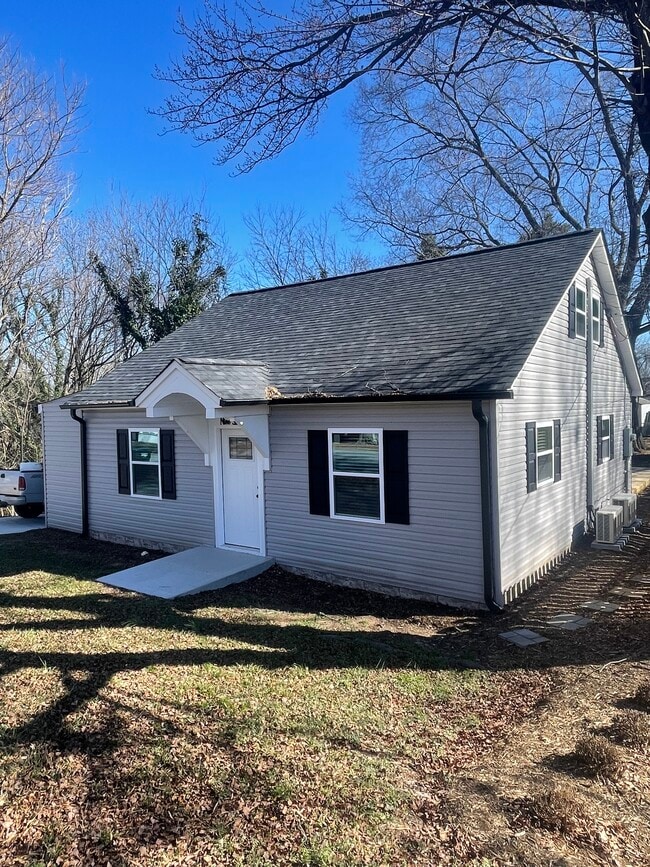 Building Photo - 916 9th St NE