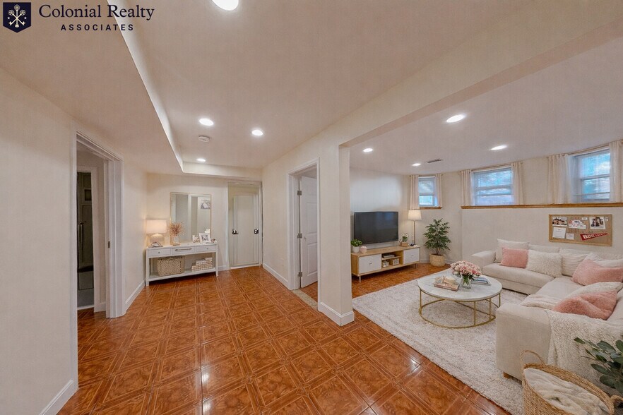 Building Photo - 73 Thatcher St