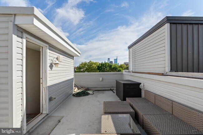 Building Photo - 1528 W Seybert St