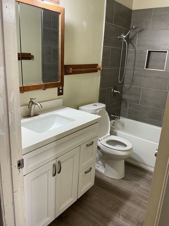 Building Photo - Townhome 3 bedroom 2 bath