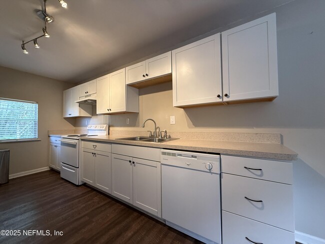 Building Photo - 509 Live Oak St