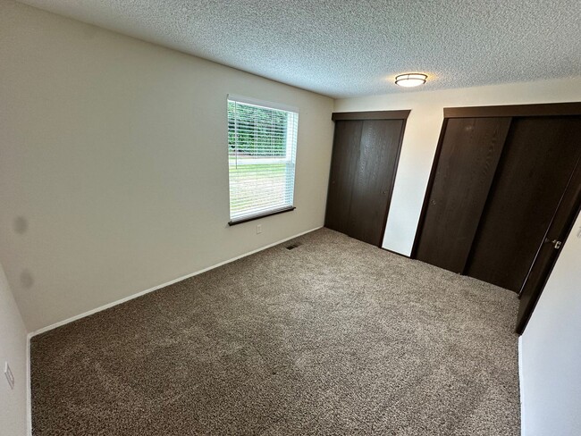 Building Photo - Beautiful well Maintained Duplex for rent