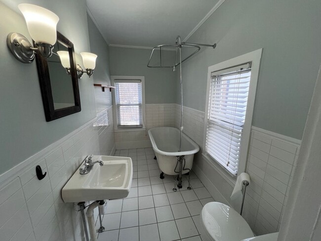 Building Photo - East Hills upper duplex!