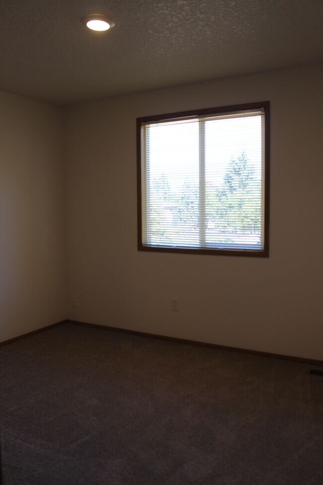 Building Photo - 4 BR, 2 1/2 BA home with fenced yard in qu...