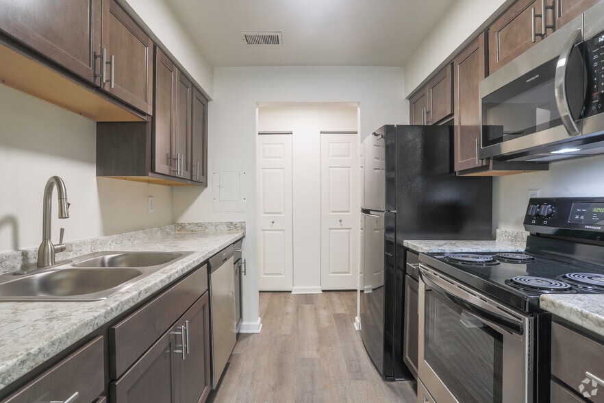 1BR, 1BA - 772SF - Kitchen - Lake Forest Apartments
