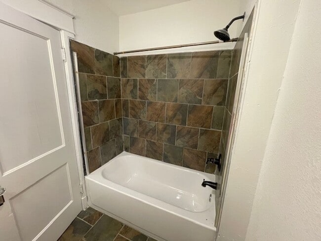 Building Photo - 3bd/1ba Home, Large Yard!! Half off 2nd Mo...