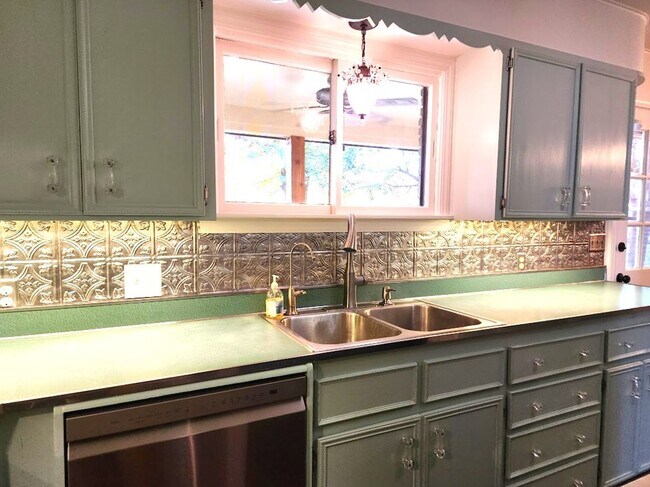 Building Photo - 2 Bed 1.5 Bath 1 Car Garage in the GRADY MUSGRAVE LAKESIDE Addition