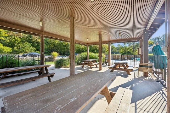 Building Photo - Available Immediately – Renovated 2B/1.5B ...