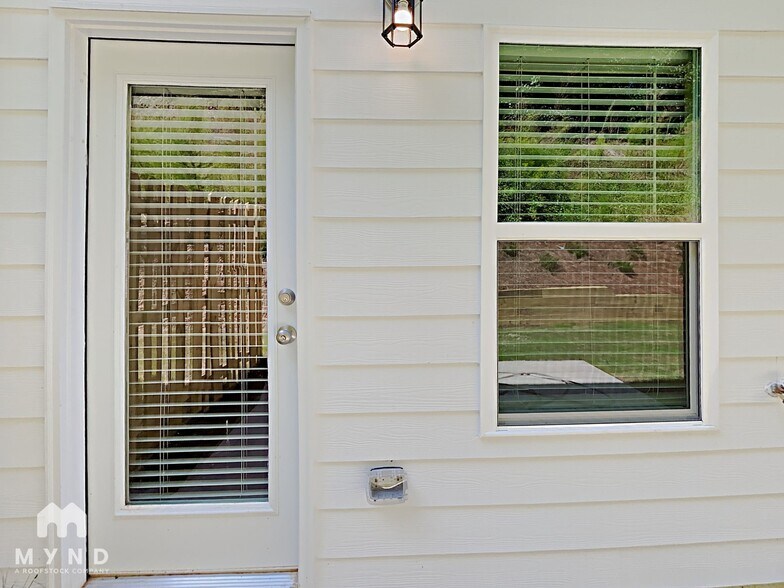 Building Photo - 4940 Lower Elm St