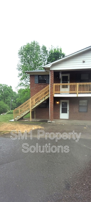 Building Photo - 1716 Green Oaks Dr SE