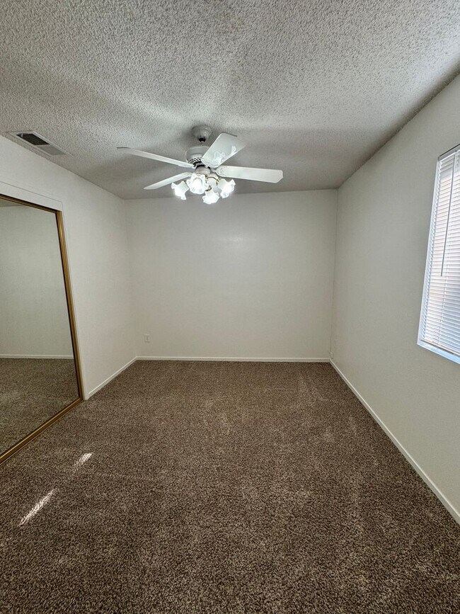 Building Photo - Condo in Southwest Bakersfield