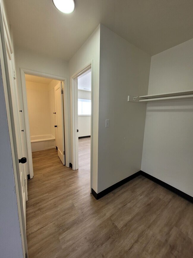 Building Photo - 1208-1210 Vandenberg Ave