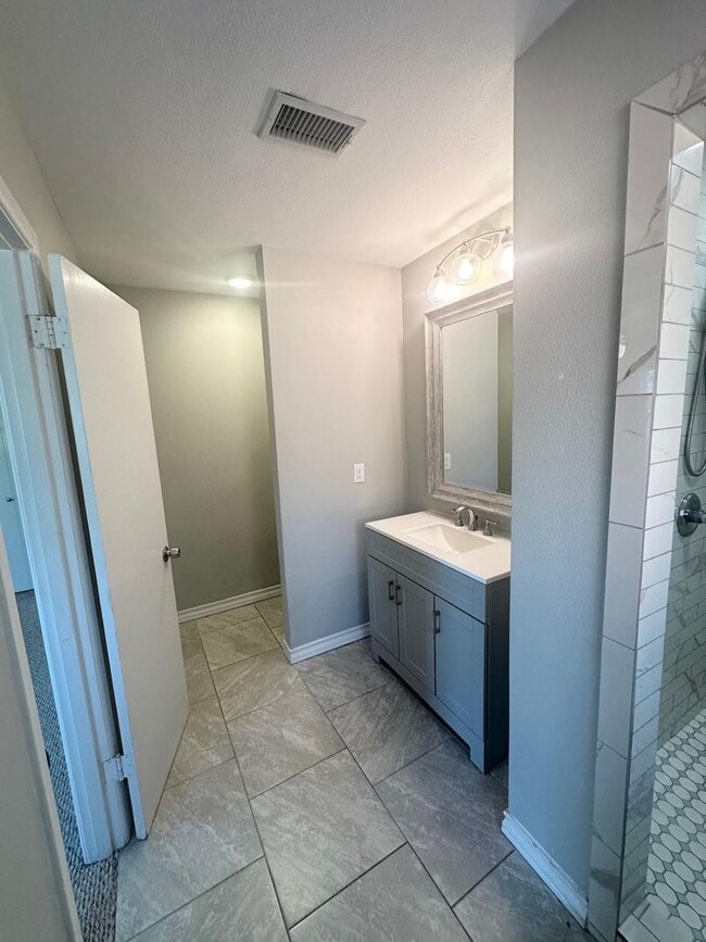 Building Photo - 3 Bed 2 Bath Ready to Rent ASAP! Fully remodeled bathrooms!